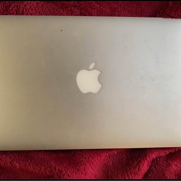 Apple MacBook in Sleek Silver